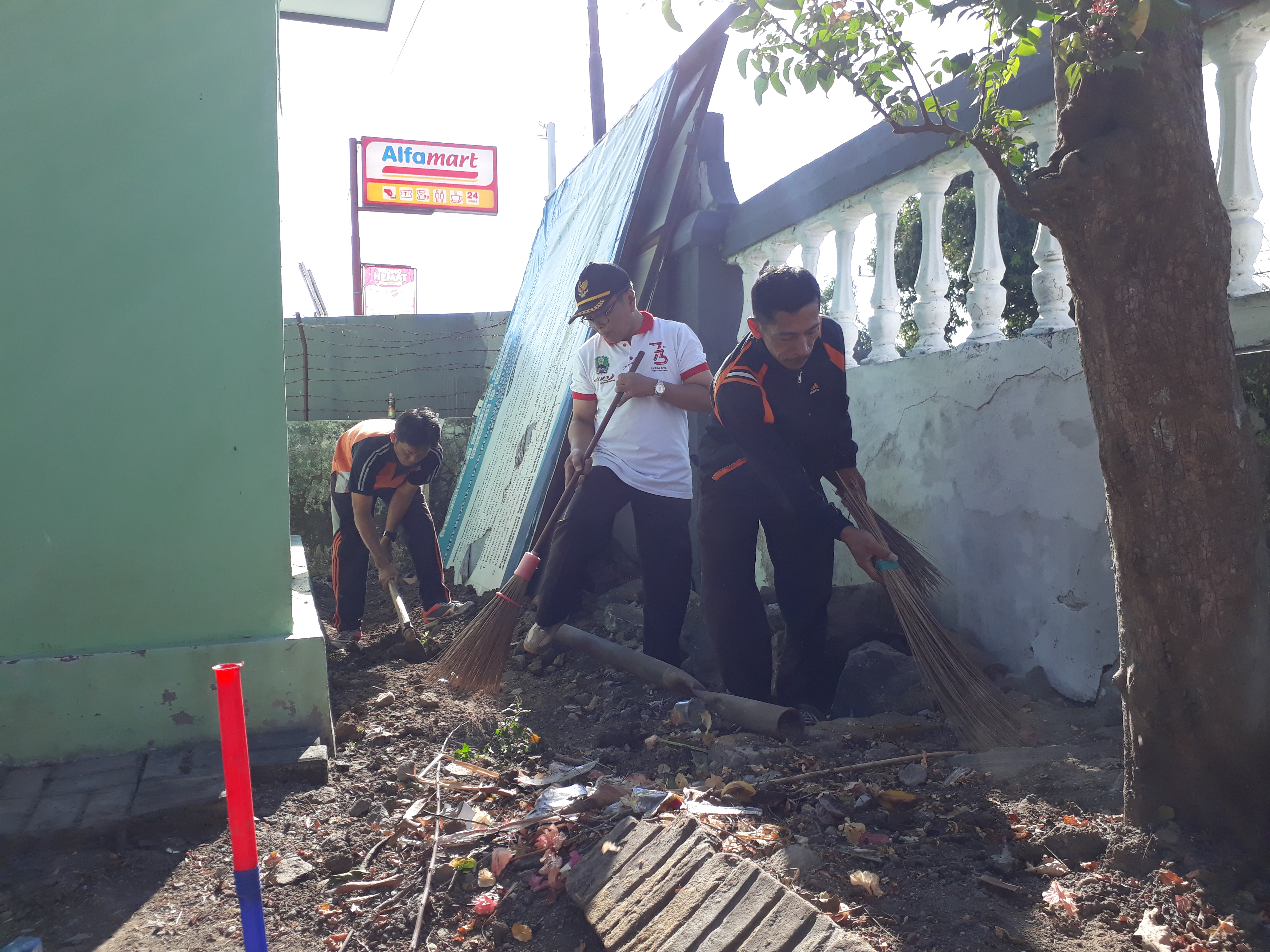 Kerja Bakti di Lingkungan Kecamatan Sukomoro